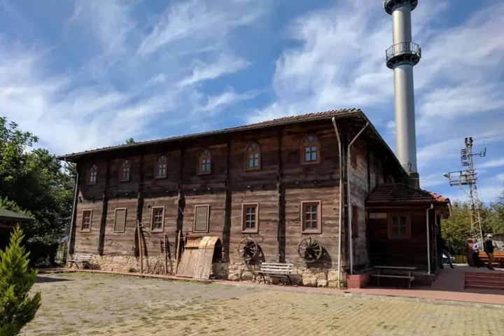 2. Akçahatipler Köyü Merkez Camii