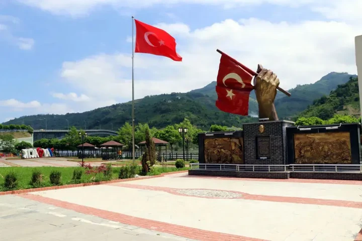 13. Ayvacık Şehitlik Anıtı
