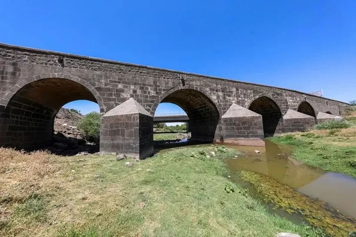 Çayönü Ören Yeri, 9000 yıl öncesine dayanan yerleşim izleri, Hilar Mağaraları, tarıma dayalı yerleşik hayata geçişi simgeliyor.