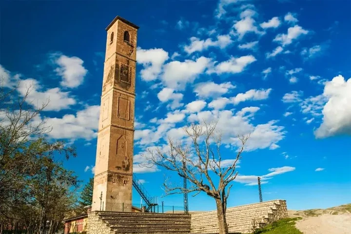 2. Eyyubiler Cami Minaresi (Kırık Minare)