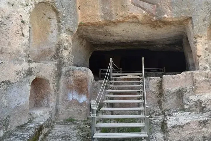 Çayönü Ören Yeri, 9000 yıl öncesine dayanan yerleşim izleri, Hilar Mağaraları, tarıma dayalı yerleşik hayata geçişi simgeliyor.