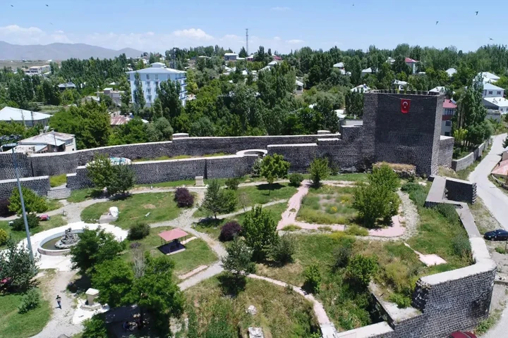 1. Malazgirt Kalesi