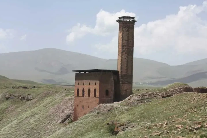 20. Menuçehr Camii
