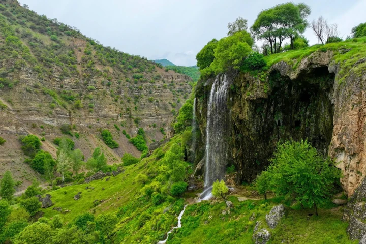 Pargasur Şelalesi, Bingöl Yayladere ilçesinde bulunan doğal bir güzelliktir.