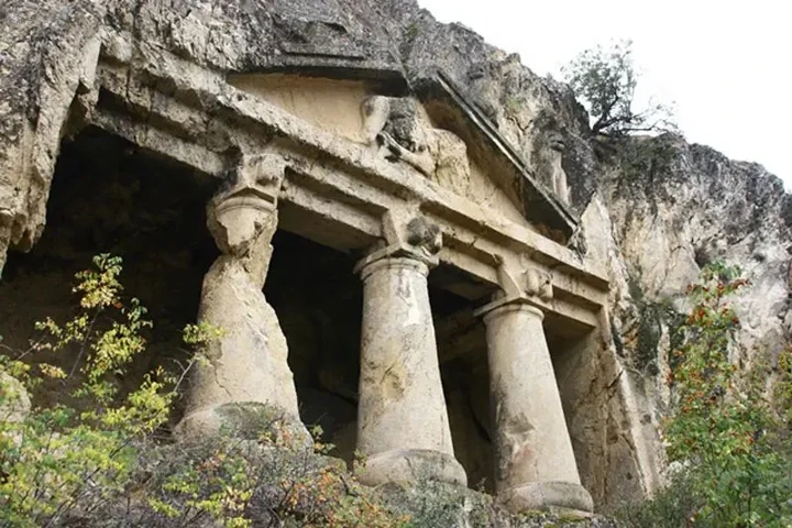 11. Salar Köyü Kaya Mezarı