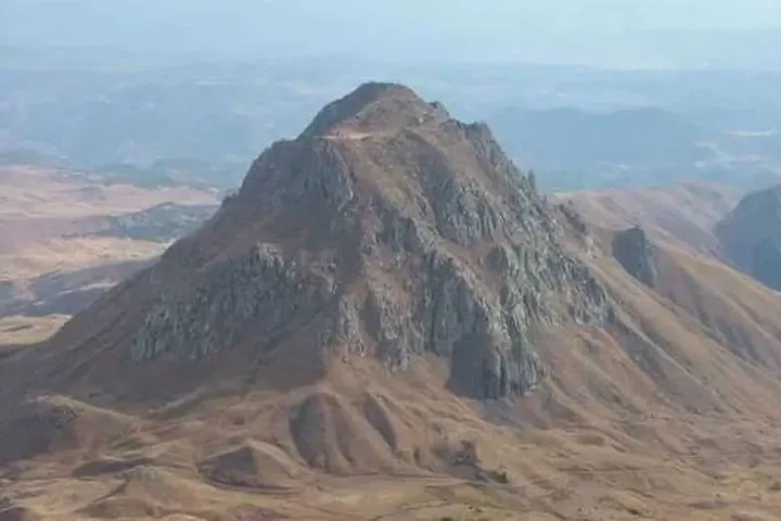 Pargasur Şelalesi, Bingöl Yayladere ilçesinde bulunan doğal bir güzelliktir.