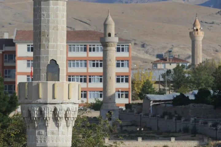 20. Yalnız Minareler
